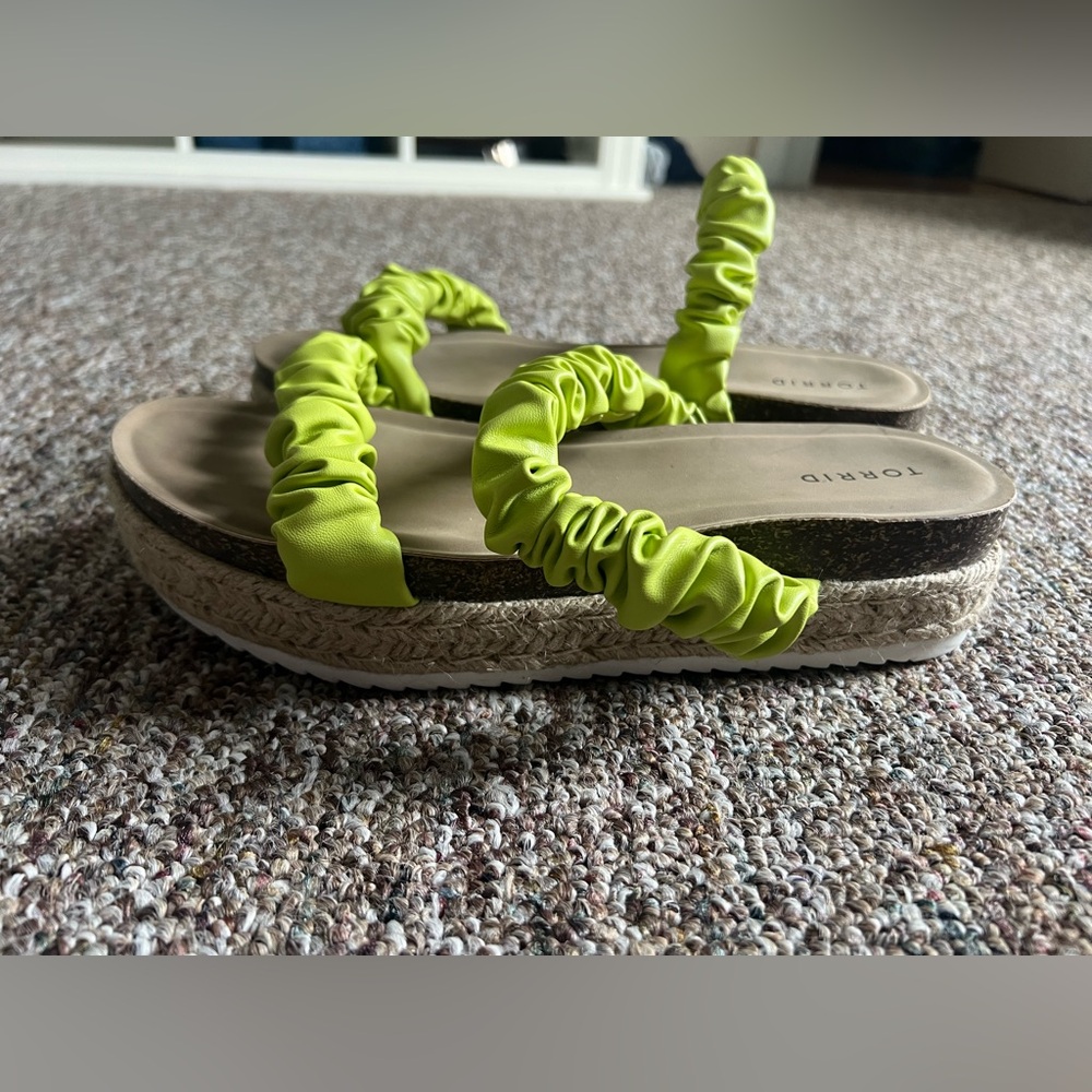 NWT Torrid Womens Double Band Espadrille Platform Sandals Chartreuse Straps 12WW